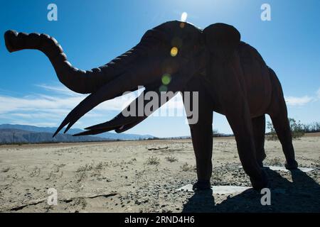 (160502) -- LOS ANGELES, 2 maggio 2016 -- Un elefante saldato in acciaio è visto nel deserto di Borrego Springs, Los Angeles, negli Stati Uniti il 2 maggio 2016. Dennis Avery, un filantropo di Borrego Springs, immaginò l'idea di aggiungere Sky Art alla sua proprietà con originali sculture saldate in acciaio create dall'artista Ricardo Breceda con sede a Perris, in California. Oltre a un fantastico serpente lungo 350 metri, i visitatori possono vedere oltre 130 sculture in metallo installate nel deserto di Borrego Springs. U.S.-LOS ANGELES-BORREGO SPRINGS-SKY ART-SCULPTURE YangxLei PUBLICATIONxNOTxINxCHN 160502 Los Angeles M. Foto Stock