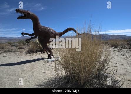 (160502) -- LOS ANGELES, 2 maggio 2016 -- Un dinosauro saldato in acciaio è stato visto nel deserto di Borrego Springs, Los Angeles, negli Stati Uniti il 2 maggio 2016. Dennis Avery, un filantropo di Borrego Springs, immaginò l'idea di aggiungere Sky Art alla sua proprietà con originali sculture saldate in acciaio create dall'artista Ricardo Breceda con sede a Perris, in California. Oltre a un fantastico serpente lungo 350 metri, i visitatori possono vedere oltre 130 sculture in metallo installate nel deserto di Borrego Springs. U.S.-LOS ANGELES-BORREGO SPRINGS-SKY ART-SCULPTURE YangxLei PUBLICATIONxNOTxINxCHN 160502 Los Angeles M. Foto Stock