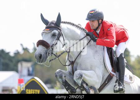 Mailand, Italia. 1 settembre 2023. Sport equestre: Campionato europeo, salto, 3a competizione, 2a Coppa delle nazioni (individuale e squadra). Il saltatore tedesco Christian Kukuk cavalca Mumbai. Crediti: Friso Gentsch/dpa/Alamy Live News Foto Stock