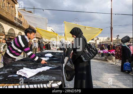 (160505) -- PECHINO, 5 maggio 2016 -- la foto del file scattata il 19 gennaio 2012 mostra una donna che raccoglie vestiti in un mercato nella città vecchia di Aleppo, in Siria. La cittadella di Aleppo è un grande palazzo medievale fortificato nel centro della città vecchia di Aleppo. )(zhf) SYRIA-ALEPPO-FILE LixMuzi PUBLICATIONxNOTxINxCHN 160505 Pechino 5 maggio 2016 file foto scattata IL 19 gennaio 2012 mostra una donna che raccoglie vestiti IN un mercato nella città vecchia di Aleppo in Siria la Cittadella di Aleppo È un grande palazzo fortificato medievale nel centro della città vecchia di Aleppo zhf Siria Aleppo file LiXMuzi PUBLICATIONxNOTxINxCHN Foto Stock