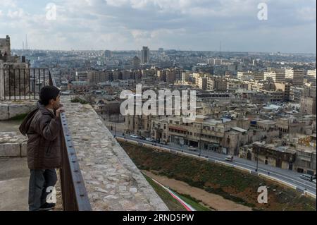 (160505) -- BEIJING, May 5, 2016 -- File photo taken on Jan. 19, 2012 shows a boy looking at the old city of Aleppo from the citadel of Aleppo, Syria. The citadel of Aleppo is a large medieval fortified palace in the center of the old city of Aleppo. )(zhf) SYRIA-ALEPPO-FILE LixMuzi PUBLICATIONxNOTxINxCHN   160505 Beijing May 5 2016 File Photo Taken ON Jan 19 2012 Shows a Boy Looking AT The Old City of Aleppo from The Citadel of Aleppo Syria The Citadel of Aleppo IS a Large Medieval fortified Palace in The Center of The Old City of Aleppo zhf Syria Aleppo File LiXMuzi PUBLICATIONxNOTxINxCHN Foto Stock