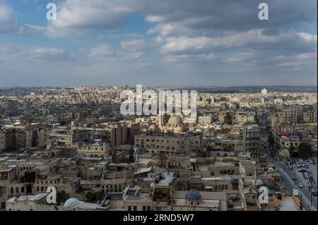 (160505) -- BEIJING, May 5, 2016 -- File photo taken on Jan. 19, 2012 shows the overview of old city of Aleppo, Syria. The citadel of Aleppo is a large medieval fortified palace in the center of the old city of Aleppo. )(zhf) SYRIA-ALEPPO-FILE LixMuzi PUBLICATIONxNOTxINxCHN   160505 Beijing May 5 2016 File Photo Taken ON Jan 19 2012 Shows The overview of Old City of Aleppo Syria The Citadel of Aleppo IS a Large Medieval fortified Palace in The Center of The Old City of Aleppo zhf Syria Aleppo File LiXMuzi PUBLICATIONxNOTxINxCHN Foto Stock
