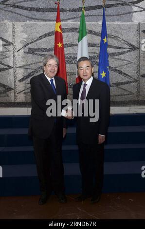 (160505) -- ROMA, 5 maggio 2016 -- il ministro degli Esteri cinese Wang Yi (R) tiene colloqui con il ministro degli Esteri italiano Paolo Gentiloni a Roma, 5 maggio 2016. ) ITALIA-ROMA-CINA-WANG YI-GENTILONI-TALKS JinxYu PUBLICATIONxNOTxINxCHN 160505 Roma 5 maggio 2016 Ministri degli Esteri cinesi Wang Yi r tiene colloqui con i Ministri degli Esteri italiani Paolo Gentiloni a Roma Italia 5 maggio 2016 Italia Roma Cina Wang Yi Gentiloni Talks JinxYu PUBLICATIONxNOTxINxCHN Foto Stock