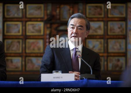 (160505) -- ROMA, 5 maggio 2016 -- il ministro degli Esteri cinese Wang Yi partecipa a una conferenza stampa congiunta con il ministro degli Esteri italiano Paolo Gentiloni (non in foto) dopo l'incontro a Roma, in Italia, il 5 maggio 2016. ) ITALY-ROME-CHINA-FM-MEETING-PRESS CONFERENCE JinxYu PUBLICATIONxNOTxINxCHN 160505 Roma 5 maggio 2016 i Ministri degli Esteri cinesi Wang Yi partecipa a una conferenza stampa congiunta con i Ministri degli Esteri italiani Paolo Gentiloni non in foto dopo la loro riunione a Roma Italia IL 5 maggio 2016 Italia Roma Cina FM Meeting Conferenza stampa JinxYu PUBLICATIONXNOTxINxCHN Foto Stock