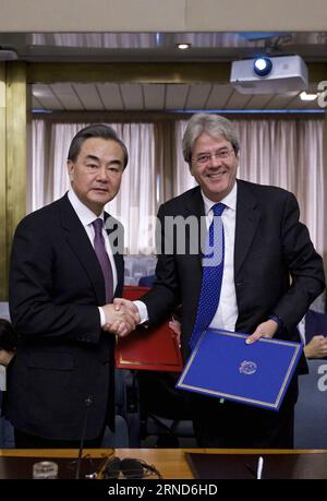 (160505) -- ROME, May 5, 2016 -- Chinese Foreign Minister Wang Yi (L) shakes hands with his Italian counterpart Paolo Gentiloni as they attends the seventh plenary session of the Italy-China Government Committee in Rome, Italy on May 5, 2016. Wide-ranging bilateral cooperation was at the center of the seventh plenary session of the Italy-China Government Committee which was held here on Thursday in the presence of Chinese Foreign Minister Wang Yi and his Italian counterpart Paolo Gentiloni. ) ITALY-ROME-ITALY-CHINA-GOVERNMENT COMMITTEE-SEVENTH PLENARY SESSION JinxYu PUBLICATIONxNOTxINxCHN   16 Foto Stock