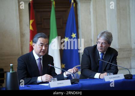 (160505) -- ROME, May 5, 2016 -- Chinese Foreign Minister Wang Yi (L) and his Italian counterpart Paolo Gentiloni attend a joint press conference after their meeting in Rome, Italy on May 5, 2016. ) ITALY-ROME-CHINA-FM-MEETING-PRESS CONFERENCE JinxYu PUBLICATIONxNOTxINxCHN   160505 Rome May 5 2016 Chinese Foreign Ministers Wang Yi l and His Italian Part Paolo Gentiloni attend a Joint Press Conference After their Meeting in Rome Italy ON May 5 2016 Italy Rome China FM Meeting Press Conference JinxYu PUBLICATIONxNOTxINxCHN Foto Stock