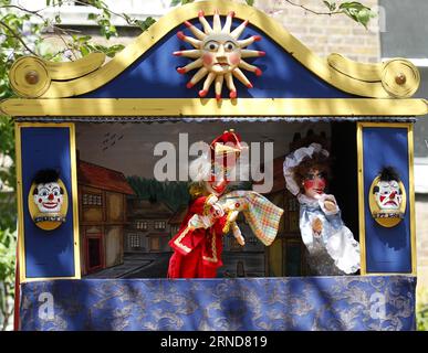 (160508) -- LONDRA, 8 maggio 2016 -- foto scattata l'8 maggio 2016 mostra un Punch and Judy Show in uno stand tradizionale a Londra, in Gran Bretagna. Punch fece la sua prima apparizione registrata in Inghilterra il 9 maggio 1662, tradizionalmente considerato il compleanno di Punch nel Regno Unito. Il diarista Samuel Pepys osservò uno spettacolo di marionette con una prima versione del personaggio di Punch al Covent Garden di Londra. BRITAIN-LONDON-THE PUNCH AND JUDY SHOW HanxYan PUBLICATIONxNOTxINxCHN 160508 Londra 8 maggio 2016 foto scattata L'8 maggio 2016 mostra un Punch and Judy Show in uno stand tradizionale a Londra Gran Bretagna Mr Punch Made Hi Foto Stock