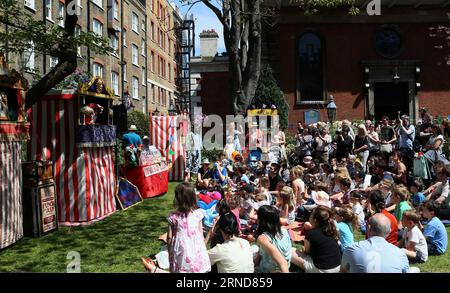 (160508) -- LONDRA, 8 maggio 2016 -- People Watch a Punch and Judy Show in uno stand tradizionale a Londra, in Gran Bretagna, l'8 maggio 2016. Punch fece la sua prima apparizione registrata in Inghilterra il 9 maggio 1662, tradizionalmente considerato il compleanno di Punch nel Regno Unito. Il diarista Samuel Pepys osservò uno spettacolo di marionette con una prima versione del personaggio di Punch al Covent Garden di Londra. BRITAIN-LONDON-THE PUNCH AND JUDY SHOW HanxYan PUBLICATIONxNOTxINxCHN 160508 Londra 8 maggio 2016 celebrità Guarda un Punch and Judy Show in uno stand tradizionale a Londra Gran Bretagna L'8 maggio 2016 Mr Punch ha fatto la sua Fir Foto Stock