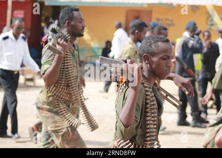 (160509) -- MOGADISCIO, 9 maggio 2016 -- le forze militari somale pattugliano vicino all'ingresso del quartier generale della polizia stradale a Mogadiscio, Somalia, 9 maggio 2016. Almeno tre agenti di polizia sono stati uccisi e decine di altri feriti in un'esplosione di autobomba all'ingresso della polizia stradale qui lunedì.) SOMALIA-MOGADISCIO-ESPLOSIONE FaisalxIsse PUBLICATIONxNOTxINxCHN 160509 Mogadiscio 9 maggio 2016 pattuglia delle forze militari somale vicino all'entrata del quartier generale della polizia stradale a Mogadiscio Somalia 9 maggio 2016 almeno tre ufficiali di polizia sono stati UCCISI e punteggi di altri feriti Foto Stock