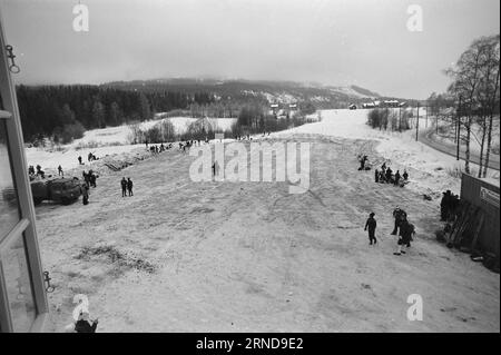 3 - 8 - 1974: Il divieto di guida domenicale di Lördag-SöndagThe lascia un segno chiaro sulla vita: Sabato mattina, la gara commemorativa di sci di Laurits Bergendahl si è tenuta a Sørkedalen per 300 ragazze. Il parcheggio era pieno. Domenica mattina, l'evento è continuato con 400 ragazzi. Gli autobus avevano preso il controllo dei trasporti e il parcheggio era vuoto. Domenica. Foto: Ivar Aaserud / Aktuell / NTB ***FOTO NON ELABORATA*** questo testo è stato tradotto automaticamente! Foto Stock