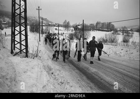 3 - 8 - 1974: Il divieto di guida domenicale di Lördag-SöndagThe lascia un segno chiaro sulla vita: Sabato mattina, la gara commemorativa di sci di Laurits Bergendahl si è tenuta a Sørkedalen per 300 ragazze. Il parcheggio era pieno. Domenica mattina, l'evento è continuato con 400 ragazzi. Gli autobus avevano preso il controllo dei trasporti e il parcheggio era vuoto. Foto: Ivar Aaserud / Aktuell / NTB ***FOTO NON ELABORATA*** questo testo è stato tradotto automaticamente! Foto Stock