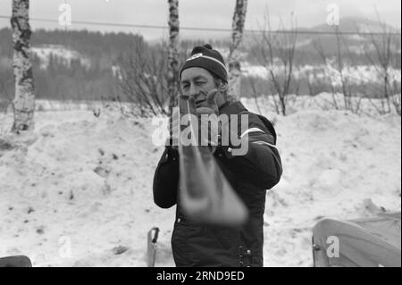 3 - 8 - 1974: Il divieto di guida domenicale di Lördag-SöndagThe lascia un segno chiaro sulla vita: Sabato mattina, la gara commemorativa di sci di Laurits Bergendahl si è tenuta a Sørkedalen per 300 ragazze. Il parcheggio era pieno. Domenica mattina, l'evento è continuato con 400 ragazzi. Gli autobus avevano preso il controllo dei trasporti e il parcheggio era vuoto. Foto: Ivar Aaserud / Aktuell / NTB ***FOTO NON ELABORATA*** questo testo è stato tradotto automaticamente! Foto Stock