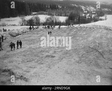 3 - 8 - 1974: Il divieto di guida domenicale di Lördag-SöndagThe lascia un segno chiaro sulla vita: Sabato mattina, la gara commemorativa di sci di Laurits Bergendahl si è tenuta a Sørkedalen per 300 ragazze. Il parcheggio era pieno. Domenica mattina, l'evento è continuato con 400 ragazzi. Gli autobus avevano preso il controllo dei trasporti e il parcheggio era vuoto. Domenica. Foto: Ivar Aaserud / Aktuell / NTB ***FOTO NON ELABORATA*** questo testo è stato tradotto automaticamente! Foto Stock