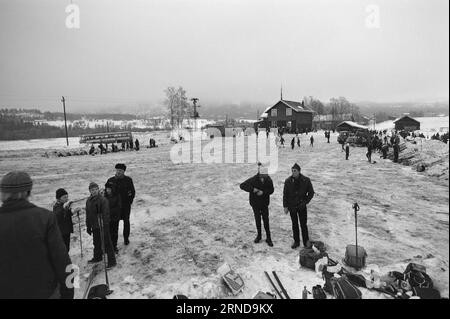 3 - 8 - 1974: Il divieto di guida domenicale di Lördag-SöndagThe lascia un segno chiaro sulla vita: Sabato mattina, la gara commemorativa di sci di Laurits Bergendahl si è tenuta a Sørkedalen per 300 ragazze. Il parcheggio era pieno. Domenica mattina, l'evento è continuato con 400 ragazzi. Gli autobus avevano preso il controllo dei trasporti e il parcheggio era vuoto. Domenica. Foto: Ivar Aaserud / Aktuell / NTB ***FOTO NON ELABORATA*** questo testo è stato tradotto automaticamente! Foto Stock