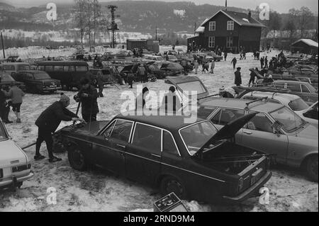 3 - 8 - 1974: Il divieto di guida domenicale di Lördag-SöndagThe lascia un segno chiaro sulla vita: Sabato mattina, la gara commemorativa di sci di Laurits Bergendahl si è tenuta a Sørkedalen per 300 ragazze. Il parcheggio era pieno. Domenica mattina, l'evento è continuato con 400 ragazzi. Gli autobus avevano preso il controllo dei trasporti e il parcheggio era vuoto. Sabato. Foto: Ivar Aaserud / Aktuell / NTB ***FOTO NON ELABORATA*** questo testo è stato tradotto automaticamente! Foto Stock