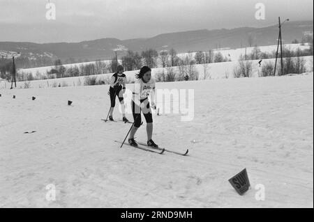 3 - 8 - 1974: Il divieto di guida domenicale di Lördag-SöndagThe lascia un segno chiaro sulla vita: Sabato mattina, la gara commemorativa di sci di Laurits Bergendahl si è tenuta a Sørkedalen per 300 ragazze. Il parcheggio era pieno. Domenica mattina, l'evento è continuato con 400 ragazzi. Gli autobus avevano preso il controllo dei trasporti e il parcheggio era vuoto. Foto: Ivar Aaserud / Aktuell / NTB ***FOTO NON ELABORATA*** questo testo è stato tradotto automaticamente! Foto Stock