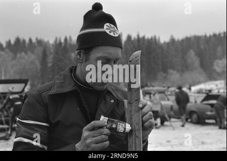 3 - 8 - 1974: Il divieto di guida domenicale di Lördag-SöndagThe lascia un segno chiaro sulla vita: Sabato mattina, la gara commemorativa di sci di Laurits Bergendahl si è tenuta a Sørkedalen per 300 ragazze. Il parcheggio era pieno. Domenica mattina, l'evento è continuato con 400 ragazzi. Gli autobus avevano preso il controllo dei trasporti e il parcheggio era vuoto. Foto: Ivar Aaserud / Aktuell / NTB ***FOTO NON ELABORATA*** questo testo è stato tradotto automaticamente! Foto Stock