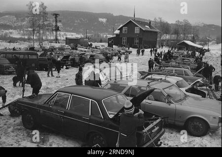 3 - 8 - 1974: Il divieto di guida domenicale di Lördag-SöndagThe lascia un segno chiaro sulla vita: Sabato mattina, la gara commemorativa di sci di Laurits Bergendahl si è tenuta a Sørkedalen per 300 ragazze. Il parcheggio era pieno. Domenica mattina, l'evento è continuato con 400 ragazzi. Gli autobus avevano preso il controllo dei trasporti e il parcheggio era vuoto. Sabato. Foto: Ivar Aaserud / Aktuell / NTB ***FOTO NON ELABORATA*** questo testo è stato tradotto automaticamente! Foto Stock