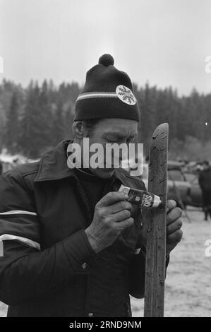 3 - 8 - 1974: Il divieto di guida domenicale di Lördag-SöndagThe lascia un segno chiaro sulla vita: Sabato mattina, la gara commemorativa di sci di Laurits Bergendahl si è tenuta a Sørkedalen per 300 ragazze. Il parcheggio era pieno. Domenica mattina, l'evento è continuato con 400 ragazzi. Gli autobus avevano preso il controllo dei trasporti e il parcheggio era vuoto. Foto: Ivar Aaserud / Aktuell / NTB ***FOTO NON ELABORATA*** questo testo è stato tradotto automaticamente! Foto Stock