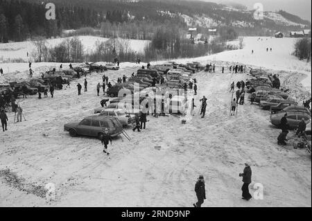 3 - 8 - 1974: Il divieto di guida domenicale di Lördag-SöndagThe lascia un segno chiaro sulla vita: Sabato mattina, la gara commemorativa di sci di Laurits Bergendahl si è tenuta a Sørkedalen per 300 ragazze. Il parcheggio era pieno. Domenica mattina, l'evento è continuato con 400 ragazzi. Gli autobus avevano preso il controllo dei trasporti e il parcheggio era vuoto. Sabato. Foto: Ivar Aaserud / Aktuell / NTB ***FOTO NON ELABORATA*** questo testo è stato tradotto automaticamente! Foto Stock