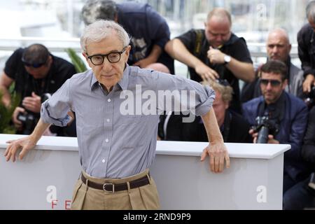 (160511) -- CANNES, maggio. 11, 2016 -- il regista Woody Allen partecipa a una photocall per il film Cafe Society durante il 69° Festival di Cannes, in Francia, l'11 maggio 2016. ) FRANCE-CANNES-FILM FESTIVAL-CAFE SOCIETY-PHOTOCALL JinxYu PUBLICATIONxNOTxINxCHN 160511 Cannes 11 maggio 2016 il regista Woody tutti loro partecipano a un Photo Call per la Film Cafe Society durante il 69° Festival di Cannes in Francia L'11 maggio 2016 France Cannes Film Festival Cafe Society Photo Call JinxYu PUBLICATIONxNOTxINxCHN Foto Stock