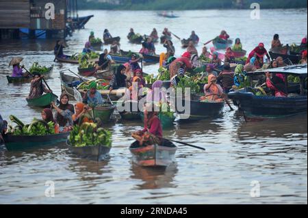 (160512) -- KALIMANTAN MERIDIONALE, 12 maggio 2016 -- le donne indonesiane in barche di legno vendono frutta e verdura fresca al mercato galleggiante di Lok Baintan a Banjar, provincia del Kalimantan meridionale, Indonesia, 12 maggio 2016. ) INDONESIA-KALIMANTAN MERIDIONALE - MERCATO GALLEGGIANTE Zulkarnain PUBLICATIONxNOTxINxCHN 160512 Kalimantan meridionale 12 maggio 2016 le donne indonesiane in barche di legno vendono frutta e verdura fresca AL mercato galleggiante Lok di Banjar nella provincia del Kalimantan meridionale Indonesia 12 maggio 2016 Indonesia Kalimantan meridionale mercato galleggiante Zulkarnain PUBLICATIONxTxINxCHN Foto Stock