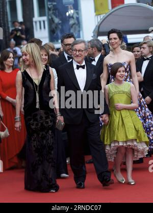 (160515) -- CANNES, May 14, 2016 -- Director Steven Spielberg (front C) and his wife Kate Capshaw (front L) and cast member Ruby Barnhill (front R) pose on the red carpet as they arrive for the screening of the film The BFG at the 69th Cannes Film Festival in Cannes, France, May 14, 2016.) FRANCE-CANNES-FILM FESTIVAL-THE BFG-RED CARPET JinxYu PUBLICATIONxNOTxINxCHN   160515 Cannes May 14 2016 Director Steven Spielberg Front C and His wife Kate Capshaw Front l and Cast member Ruby Barnhill Front r Pose ON The Red Carpet As They Arrive for The Screening of The Film The BfG AT The 69th Cannes Fil Stock Photo