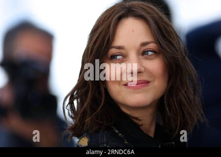 (160515) -- CANNES, 15 maggio 2016 -- il membro del cast Marion Cotillard posa durante una photocall per il film mal de Pierres (dalla Terra della Luna) in concorso al 69° Festival di Cannes, in Francia, 15 maggio 2016. ) FRANCE-CANNES-FILM FESTIVAL-MAL DE PIERRES-PHOTO CALL JinxYu PUBLICATIONxNOTxINxCHN 160515 Cannes 15 maggio 2016 il membro cast Marion Cotillard posa durante una foto call per il Film Times de Pierres dal Paese della Luna in concorso al 69° Festival di Cannes Francia 15 maggio 2016 France Cannes Film Festival Times de Pierres Photo Call JinxYu PUBLI Foto Stock