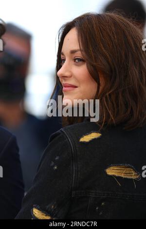 (160515) -- CANNES, 15 maggio 2016 -- il membro del cast Marion Cotillard posa durante una photocall per il film mal de Pierres (dalla Terra della Luna) in concorso al 69° Festival di Cannes, in Francia, 15 maggio 2016. ) FRANCE-CANNES-FILM FESTIVAL-MAL DE PIERRES-PHOTO CALL JinxYu PUBLICATIONxNOTxINxCHN 160515 Cannes 15 maggio 2016 il membro cast Marion Cotillard posa durante una foto call per il Film Times de Pierres dal Paese della Luna in concorso al 69° Festival di Cannes Francia 15 maggio 2016 France Cannes Film Festival Times de Pierres Photo Call JinxYu PUBLI Foto Stock