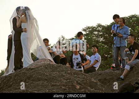 (160516) -- HANGZHOU, 16 maggio 2016 -- i turisti guardano una coppia sposata che sta scattando le loro foto di matrimonio a Hangzhou, capitale della provincia di Zhejiang della Cina orientale, il 3 maggio 2016. Zhejiang ha accelerato la sua industria turistica come alcune città e villaggi sono stati sviluppati dove le persone potevano godere il ritmo rilassato della vita durante le loro vacanze. ) (Wyl) CHINA-ZHEJIANG-TOURISM-NEW LIFESTYLE (CN) TanxJin PUBLICATIONxNOTxINxCHN Hangzhou 16 maggio 2016 i turisti guardano UNA COPPIA appena sposata che sta girando le loro foto di matrimonio a Hangzhou capitale della provincia di Zhejiang della Cina orientale 3 maggio 2016 Zhejiang spe Foto Stock