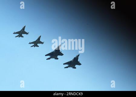 (160516) -- SINGAPORE, 16 maggio 2016 -- i caccia F-16 e F-15SG della Republic of Singapore Air Force (RSAF) volano sopra Singapore orientale, 16 maggio 2016. La RSAF terrà la RSAF Open House presso la base aerea di Paya Lebar il 21 e 22 maggio. ) (Zjy) SINGAPORE-RSAF OPEN HOUSE ThenxChihxWey PUBLICATIONxNOTxINxCHN 160516 Singapore 16 maggio 2016 F 16 e F Fighter Jets della Republic of Singapore Air Force RSAF Fly Over East Singapore 16 maggio 2016 la RSAF terrà la RSAF Open House PRESSO LA base aerea di Paya LeBar IL 21 e 22 maggio Zjy Singapore RSAF Open House ThenxChihxWey PUBLICATIONxNOTxINxCHN Foto Stock