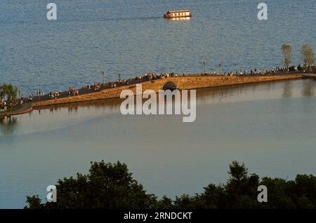 (160516) -- HANGZHOU, 16 maggio 2016 -- foto scattata il 3 maggio 2016 mostra la visita dei turisti al Lago Ovest di Hangzhou, capitale della provincia dello Zhejiang della Cina orientale. Zhejiang ha accelerato la sua industria turistica come alcune città e villaggi sono stati sviluppati dove le persone potevano godere il ritmo rilassato della vita durante le loro vacanze. ) (Wyl) CHINA-ZHEJIANG-TOURISM-NEW LIFESTYLE (CN) TanxJin PUBLICATIONxNOTxINxCHN Hangzhou 16 maggio 2016 foto scattata IL 3 maggio 2016 mostra i turisti che visitano il Lago OVEST a Hangzhou capitale della provincia di Zhejiang della Cina orientale Zhejiang ha accelerato la sua industria turistica come alcune città e villaggi Wer Foto Stock