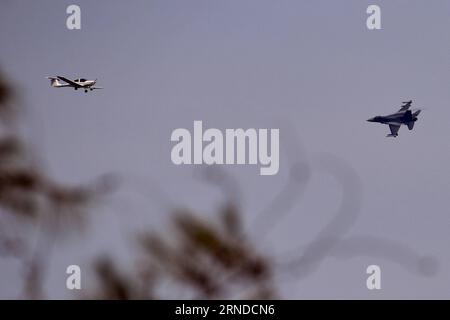 (160516) -- SINGAPORE, 16 maggio 2016 -- un aereo da caccia F-16 (R) della Republic of Singapore Air Force (RSAF) vola sopra Singapore est, 16 maggio 2016. La RSAF terrà la RSAF Open House presso la base aerea di Paya Lebar il 21 e 22 maggio. ) (Zjy) SINGAPORE-RSAF OPEN HOUSE ThenxChihxWey PUBLICATIONxNOTxINxCHN 160516 Singapore 16 maggio 2016 a F 16 Fighter Plane r della Republic of Singapore Air Force RSAF VOLA sopra East Singapore 16 maggio 2016 la RSAF terrà la RSAF Open House PRESSO LA base aerea di Paya LeBar IL 21 e 22 maggio Zjy Singapore RSAF Open House ThenxChihxWey PUBLICATIONxNOTxINxCHN Foto Stock