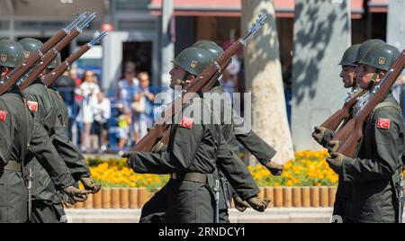 Ankara-Turchia: 30 agosto 2023: Gruppo di soldati turchi con fucili in marcia nell'agosto 30, parata del giorno della Vittoria ad Ankara. Foto Stock