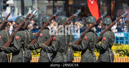 Ankara-Turchia: 30 agosto 2023: Gruppo di soldati turchi con fucili in marcia nell'agosto 30, parata del giorno della Vittoria ad Ankara. Foto Stock