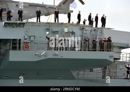 Membri della compagnia della nave a bordo della portaerei della Royal Navy HMS Prince of Wales mentre lascia la base navale di Portsmouth per esercitazioni al largo delle coste degli Stati Uniti, più di un anno dopo la rottura al largo dell'isola di Wight all'inizio di un viaggio simile. Data immagine: Venerdì 1 settembre 2023. Foto Stock