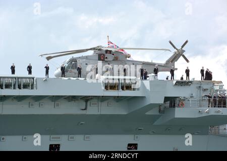 Membri della compagnia della nave a bordo della portaerei della Royal Navy HMS Prince of Wales mentre lascia la base navale di Portsmouth per esercitazioni al largo delle coste degli Stati Uniti, più di un anno dopo la rottura al largo dell'isola di Wight all'inizio di un viaggio simile. Data immagine: Venerdì 1 settembre 2023. Foto Stock