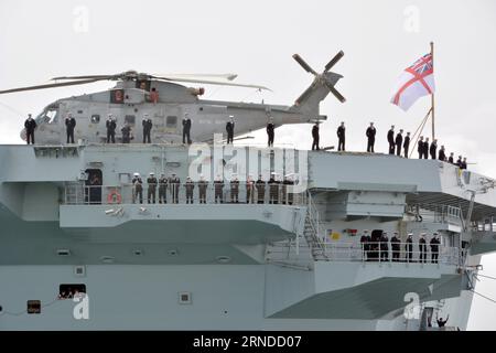 Membri della compagnia della nave a bordo della portaerei della Royal Navy HMS Prince of Wales mentre lascia la base navale di Portsmouth per esercitazioni al largo delle coste degli Stati Uniti, più di un anno dopo la rottura al largo dell'isola di Wight all'inizio di un viaggio simile. Data immagine: Venerdì 1 settembre 2023. Foto Stock