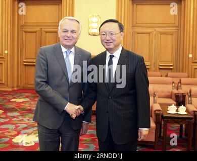 (160516) -- PECHINO, 16 maggio 2016 -- il consigliere di Stato cinese Yang Jiechi (R) incontra il ministro degli Esteri francese Jean-Marc Ayrault a Pechino, capitale della Cina, 16 maggio 2016.) (Cxy) CHINA-BEIJING-YANG JIECHI-AYRAULT-MEETING (CN) DingxLin PUBLICATIONxNOTxINxCHN 160516 Pechino 16 maggio 2016 Consiglieri di Stato cinesi Yang Jiechi r incontra i Ministri degli Esteri francesi Jean Marc Ayrault a Pechino capitale della Cina 16 maggio 2016 Cxy China Beijing Yang Jiechi Ayrault Meeting CN DingxLin PUBLICATIONXNOTxINXINXCHN Foto Stock