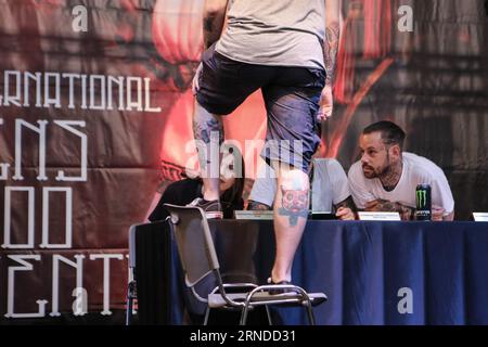 Un partecipante mostra il suo tatuaggio ai giudici durante la decima International Athens Tattoo Convention, allo Stadio Tae Kwon Do di Atene, in Grecia, il 15 maggio 2016, ad Atene, in Grecia. Più di 20.000 appassionati di inchiostri si sono riuniti alla decima Convention Internazionale del tatuaggio di Atene che si è tenuta qui durante il fine settimana per ammirare i tatuatori che mostrano i loro talenti e trasformano i corpi in opere d'arte). CONVENZIONE GRECIA-ATENE-TATUAGGIO LefterisxPartsalis PUBLICATIONxNOTxINxCHN un partecipante mostra il suo tatuaggio ai giudici durante la decima Convenzione Internazionale di Atene SUL tatuaggio PRESSO il Tae Kwon do St Foto Stock