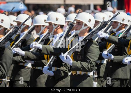 Ankara-Turchia: 30 agosto 2023: Gruppo di soldati turchi con fucili in marcia nell'agosto 30, parata del giorno della Vittoria ad Ankara. Foto Stock