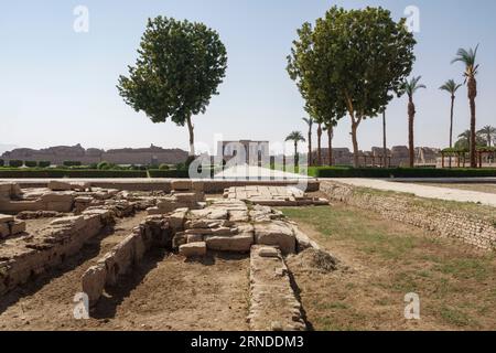 Veduta del Tempio di Hathor a Dendera, dalla zona della banchina , Valle del Nilo, Egitto, Nord Africa Foto Stock