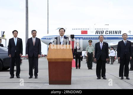 (160517) -- HONG KONG, 17 maggio 2016 -- Zhang Dejiang (C, fronte), presidente del Comitato permanente del Congresso nazionale del popolo cinese, parla al suo arrivo all'aeroporto della regione amministrativa speciale di Hong Kong (RAS), Cina meridionale, 17 maggio 2016. ) (Zkr) CHINA-HONG KONG-ZHANG DEJIANG-ARRIVAL(CN) PangxXinglei PUBLICATIONxNOTxINxCHN 160517 Hong Kong 17 maggio 2016 Zhang Dejiang C Front Chairman del Thing Committee of China S National Celebrities S Congress parla AL suo arrivo ALL'aeroporto nella regione amministrativa speciale di Hong Kong SAR South China 17 maggio 2016 CCR China Hon Foto Stock