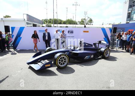 Monza, Italia. 31 agosto 2023. Laura Winter (presentatrice TV), Robert Reid (GBR, Vice Presidente FIA per lo Sport), Bruno Michel (CEO di Formula 2), Stefano Domenicali (ITA, Presidente e CEO del gruppo Formula 1) durante la presentazione di Formula 2 2024, Gran Premio d'Italia di F1 all'autodromo Nazionale di Monza il 31 agosto, 2023 a Monza, Italia. (Foto di HIGH TWO) credito: dpa/Alamy Live News Foto Stock