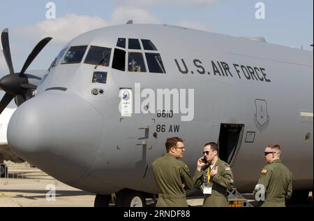 (160518) - BUCAREST, 18 maggio 2016 - i soldati statunitensi parlano di fronte a un aereo militare C-130 Hercules durante la mostra Black Sea Defense & Aerospace (BSDA) a Bucarest, capitale della Romania, il 18 maggio 2016. ) ROMANIA-BUCAREST-BSDA CristianxCristel PUBLICATIONxNOTxINxCHN 160518 Bucarest 18 maggio 2016 soldati statunitensi parlano davanti a un aereo militare U S C 130 Hercules durante la mostra sulla difesa del Mar Nero e aerospaziale a Bucarest capitale della Romania IL 18 maggio 2016 Romania Bucarest CristianxCristel PUBLICATIONxNOTxINxCHN Foto Stock