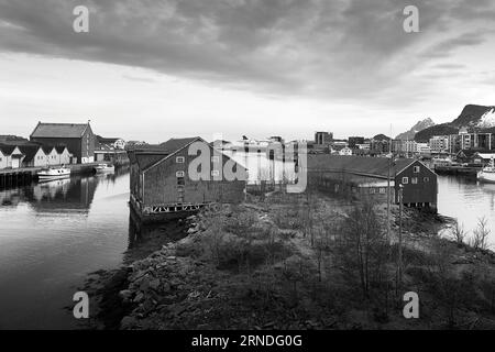 Foto in bianco e nero della piccola città artica norvegese di Svolvær, nelle Isole Lofoten, Nordland, Norvegia, 9 maggio 2023 Foto Stock