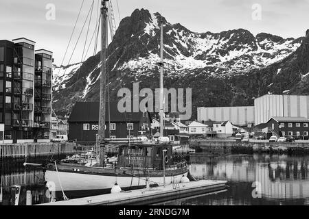 Foto in bianco e nero del porto di Svolvær, situato nelle isole Lofoten, all'estremo nord del Circolo Polare Artico, Norvegia. 9 maggio 2023 Foto Stock