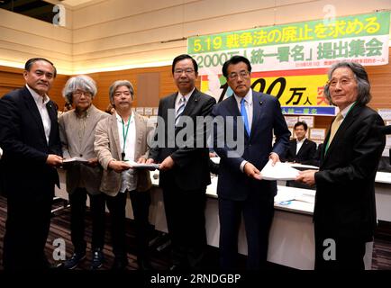 (160520) -- TOKYO, 19 maggio 2016 -- i rappresentanti dei gruppi civici giapponesi presentano petizioni contro una controversa legge sulla sicurezza al capo del principale partito democratico di opposizione Katsuya Okada (2° fronte R), Kazuo Shii (3° fronte R), presidente del Partito Comunista Giapponese, e il leader del Partito Socialdemocratico giapponese Tadatomo Yoshida (1st L, Front), durante una manifestazione a Tokyo, capitale del Giappone, il 19 maggio 2016. I gruppi civici giapponesi hanno tenuto una manifestazione qui giovedì, presentando 12 milioni di firme chiedendo l'abrogazione di una controversa legge sulla sicurezza alla dieta attraverso i partiti di opposizione. ) JAPAN-TO Foto Stock