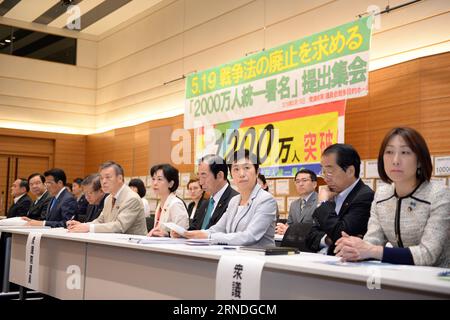 (160520) -- TOKYO, 19 maggio 2016 -- i membri della dieta del Giappone partecipano a una manifestazione a Tokyo, capitale del Giappone, il 19 maggio 2016. I gruppi civici giapponesi hanno tenuto una manifestazione qui giovedì, presentando 12 milioni di firme chiedendo l'abrogazione di una controversa legge sulla sicurezza alla dieta attraverso i partiti di opposizione. ) JAPAN-TOKYO-CITIC GROUPS-12 MLN FIRME-SECURITY LAW-OPPOSING-SUBMIT MaxPing PUBLICATIONxNOTxINxCHN 160520 Tokyo 19 maggio 2016 i membri della dieta del Giappone partecipano a un raduno a Tokyo capitale del Giappone IL 19 maggio 2016 I gruppi civici del Giappone Hero a Rally qui giovedì presentando 12 milioni di firme che chiedono l'abrogazione Foto Stock