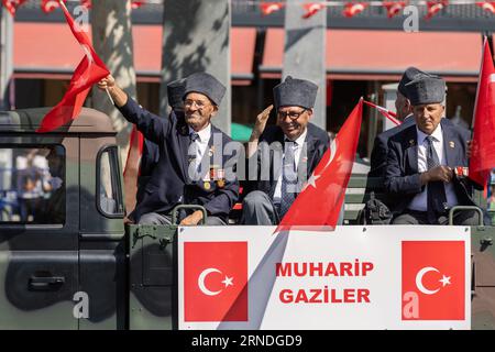 Ankara-Turchia: 30 agosto 2023: Veterani della guerra di Cipro salutano il pubblico durante la sfilata del 30 agosto cerimonia per strada ad Ankara. Inglese: War Veter Foto Stock